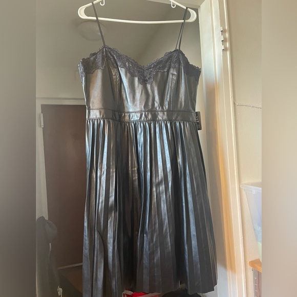 NWT Express Faux Leather Black Pleated Skirt Lace Trim Dress Large Petite - Picture 2 of 10